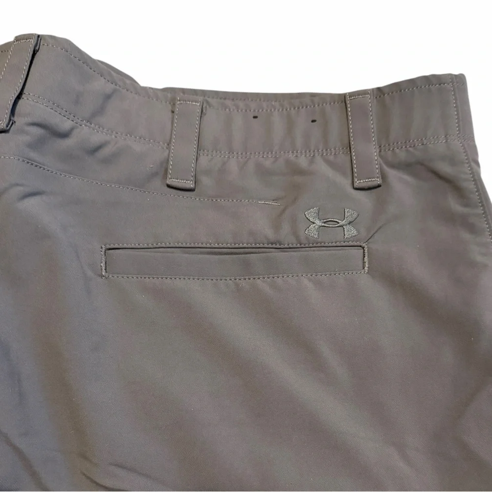 Under Armour HeatGear Gray Loose Athletic  Golf Shorts - Size 40